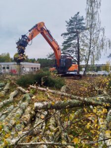 Puiduhake.com ekskavaator krundi raadamisel ehitusplatsil