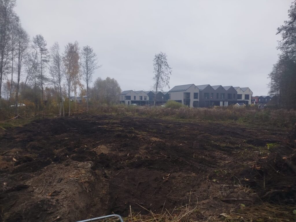 Kändude juurimise järel puhastatud ehitusplatsiks ettevalmistatud krunt